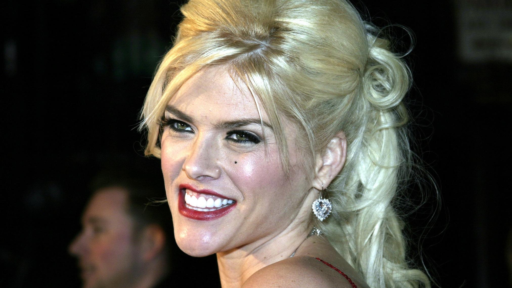 10 Famous Books and Their Memorable Quotes from Anna Nicole Smith